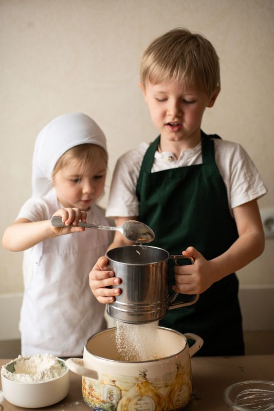 дети, пасха, готовка, домашняя съемка Пасхальные приготовления фото превью