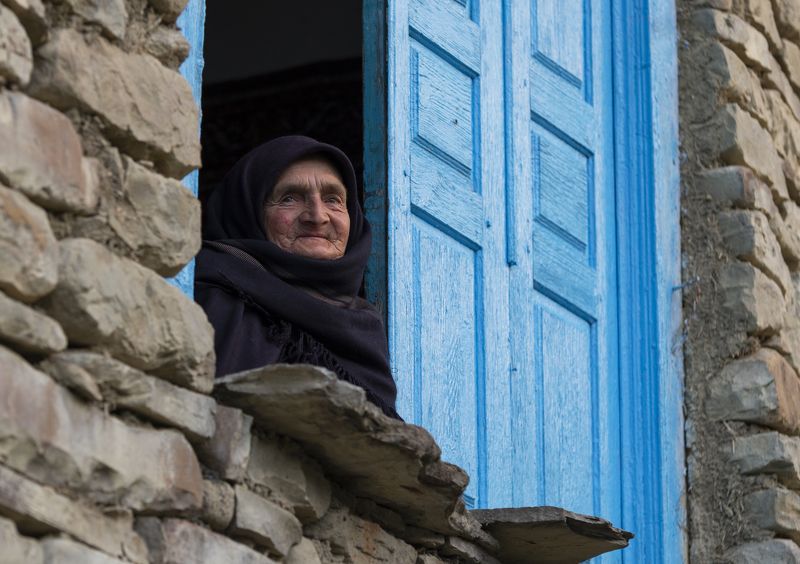 кавказ, дагестан, корода, гуниб, село, аул, дом, традиции, камень, окно, люди, горцы, бабушка, лицо, глаза, взгляд, спокойствие, улыбка, потртет, путешествие Аминат фото превью