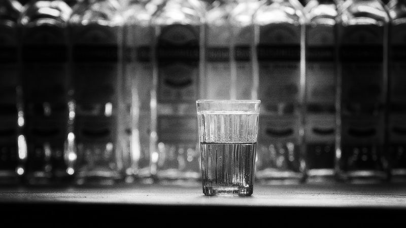 Наполовину полон фото превью