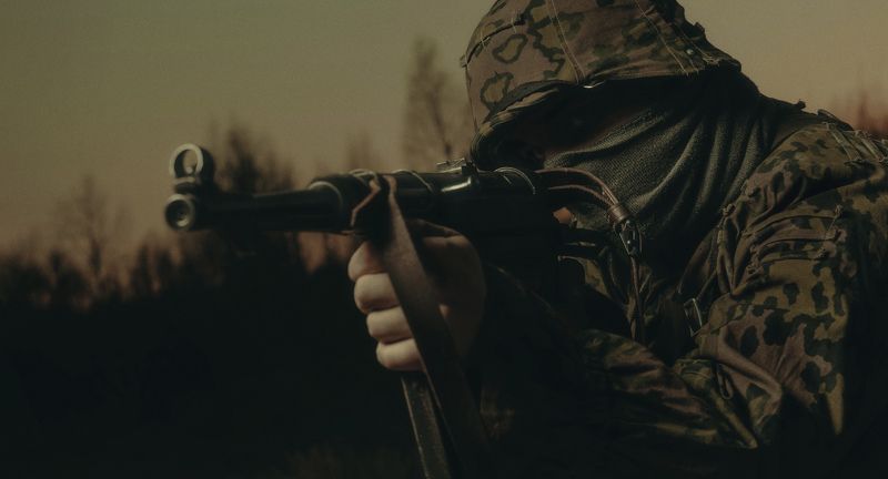 German soldier with MP-40 submachine gun фото превью