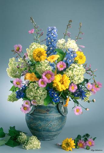 Большой букет с дельфиниумом и гортензией