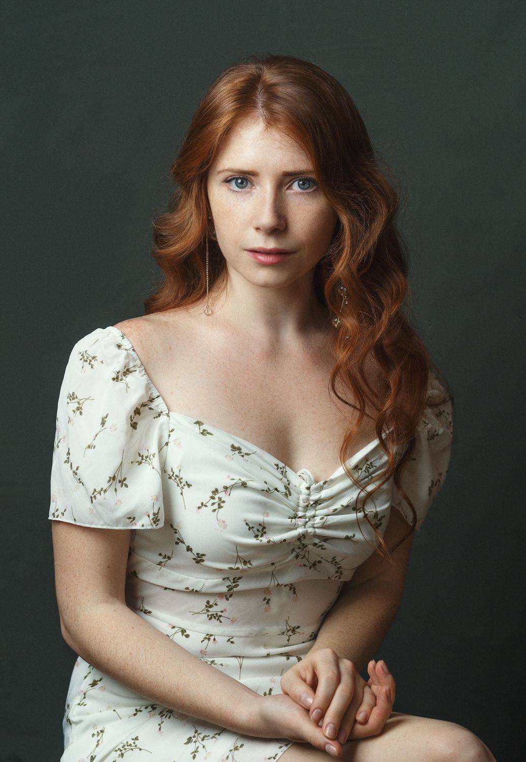 Рыжая, веснушки, длинные волосы, кудри, зеленые глаза, студия, девушка, взгляд, Оксана Ведмеденко