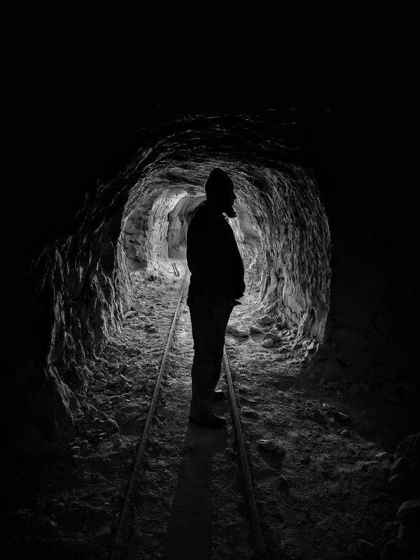 black and white, man, silhouette, cave, work Silhouette man in the cave фото превью