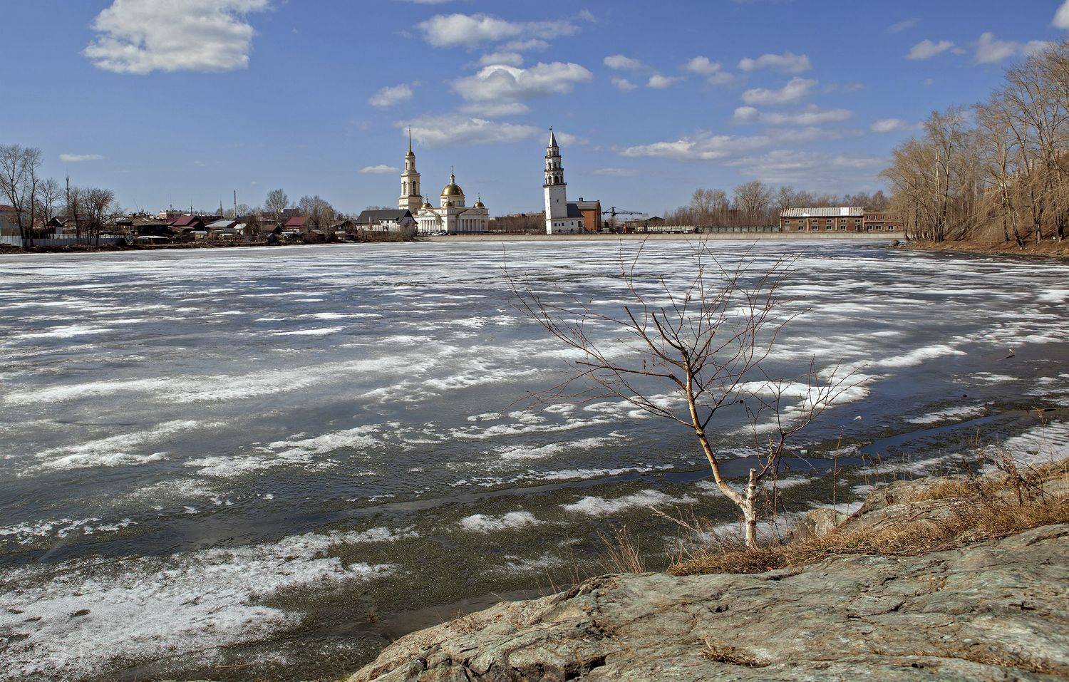 весна. наклонная башня, пруд, снег, лед, облака., Татьяна Попова