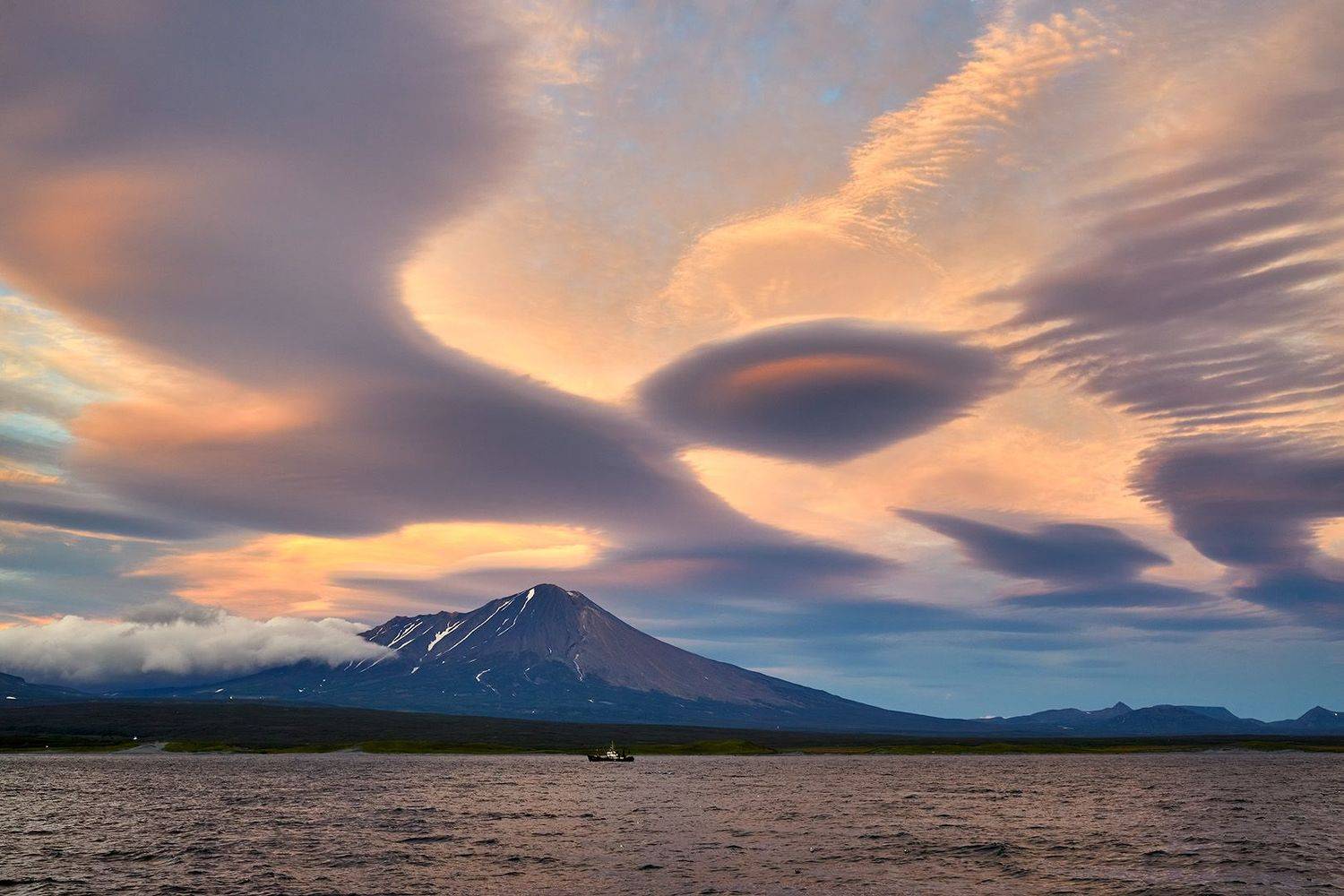 вечер, вулкан, горы, камчатка, нло, облака, сентябрь, судно, Евгений Паршуков