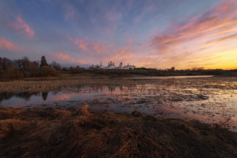 трава весна солнце облака небо река разлив Догорал весенний закат фото превью