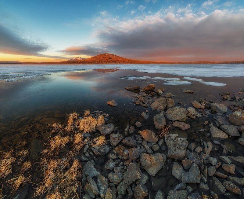 Весна, Восход, Горы, Небо, Озеро, Отражение, Пейзаж, Природа, Путешествие, Рассвет, Туризм, Утро, Южный урал Утро на Зюраткуле фото превью