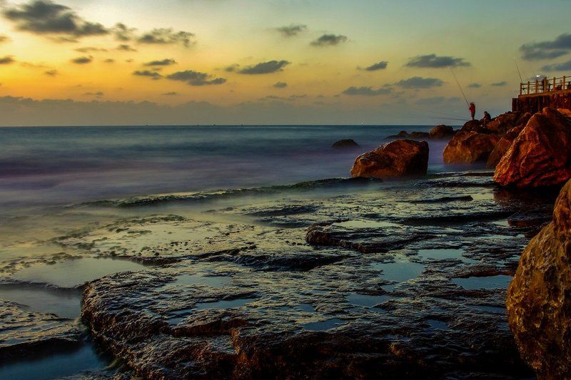 ... на чёрных камнях фото превью