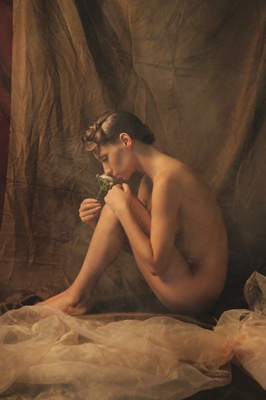 Maria with flowers фото превью