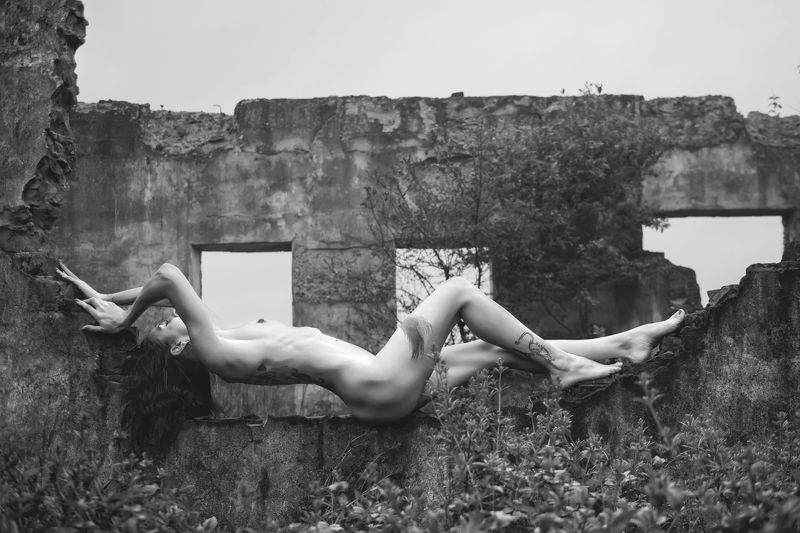 ню, обнажение, раздета, стена, развалины, руины, лежит, девушка, голая  фото превью