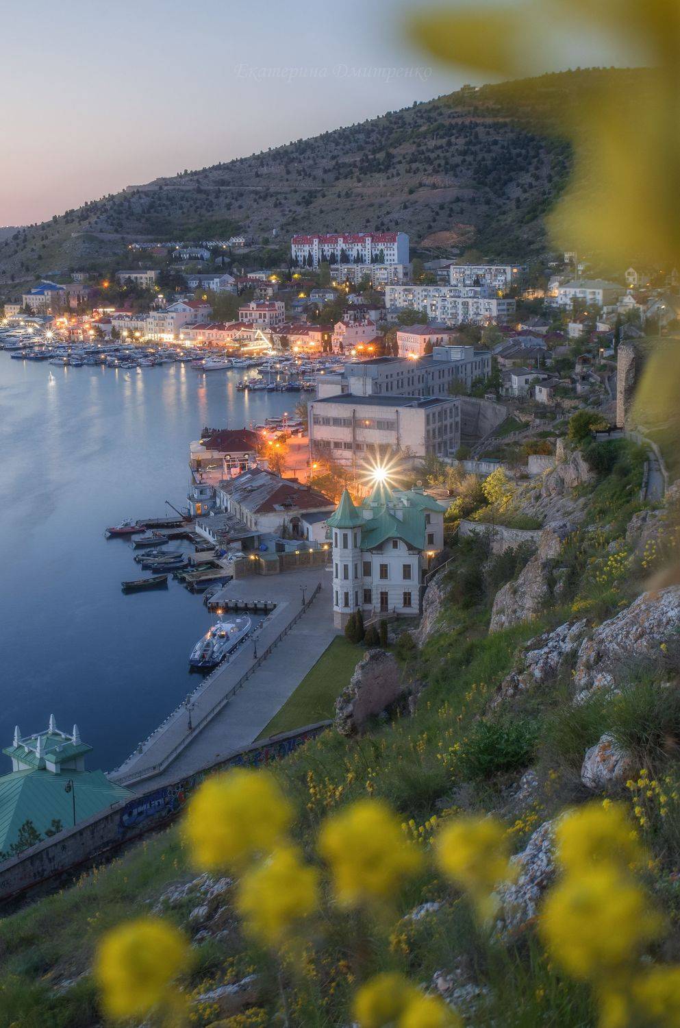 вечер, город, цветы, крым, весна, асфоделина, балаклава, севастополь, море, природа, crimea, spring, flowers, Дмитренко Екатерина