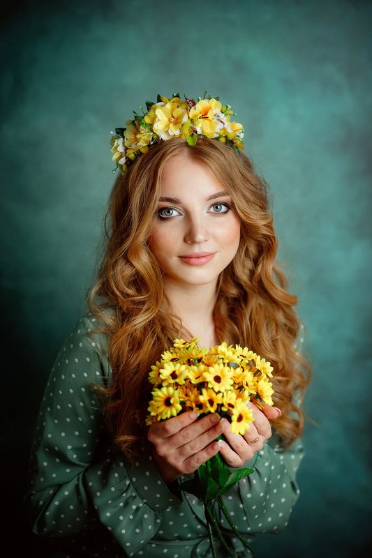 девушка, портрет на фоне  фото превью