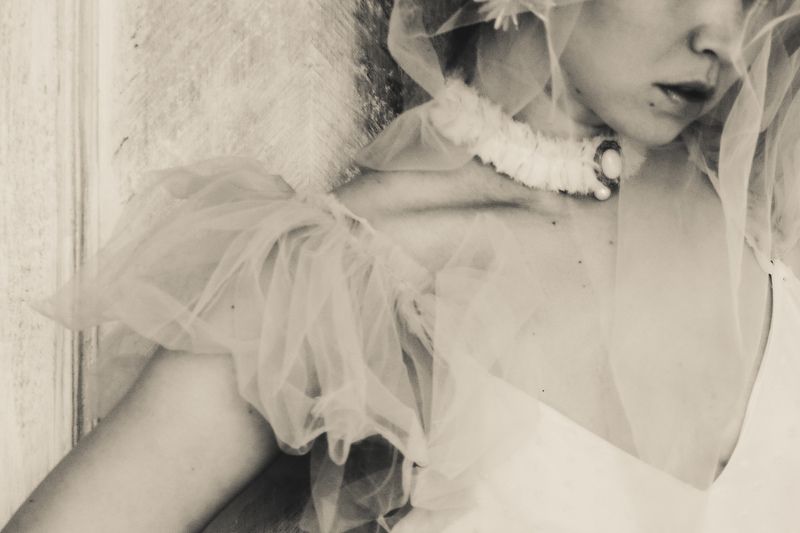 Женский портрет, монохром, постановочное фото Автопортрет фото превью