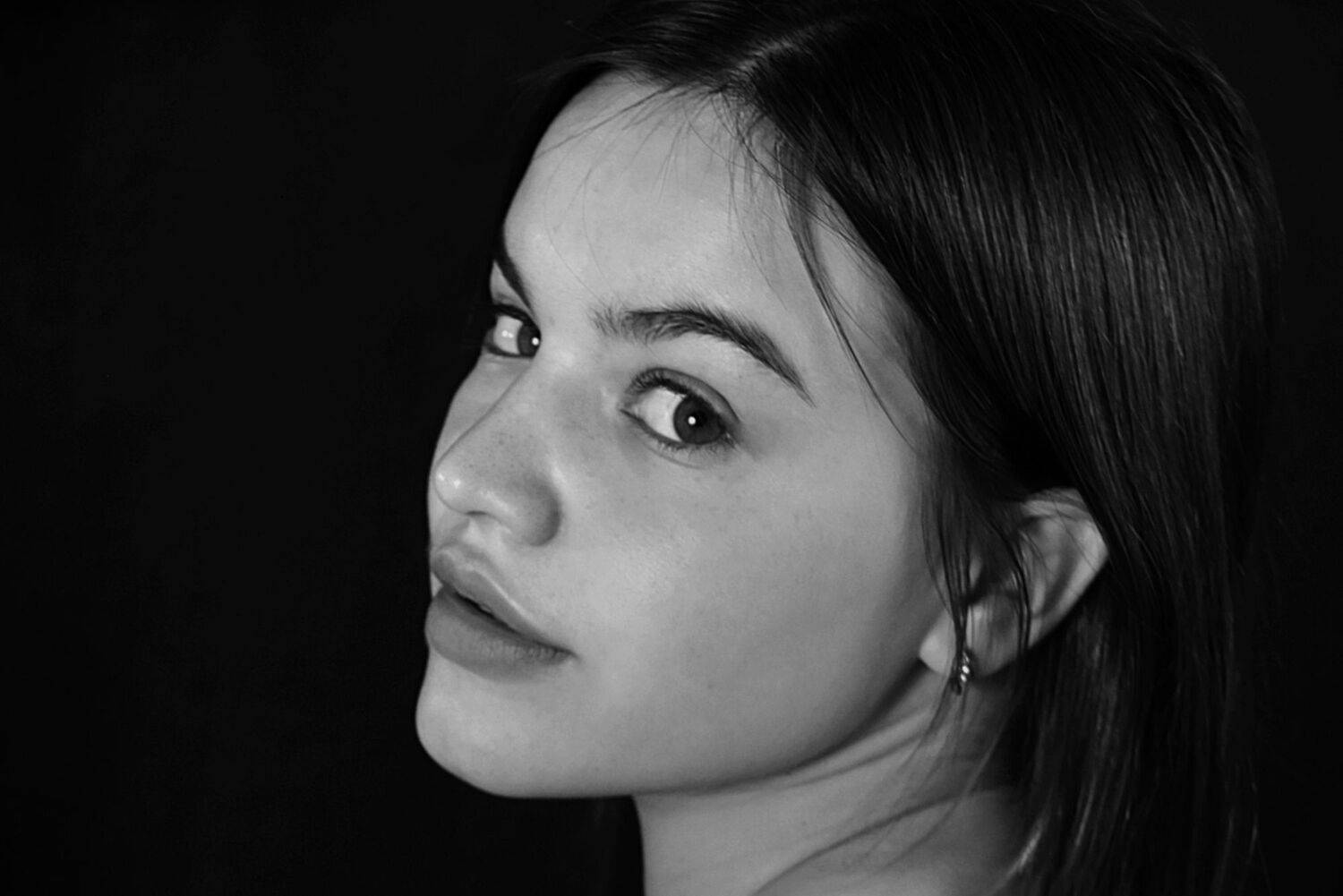 девушка, портрет, глаза, взгляд, волосы, апатиты, Николай Смоляк