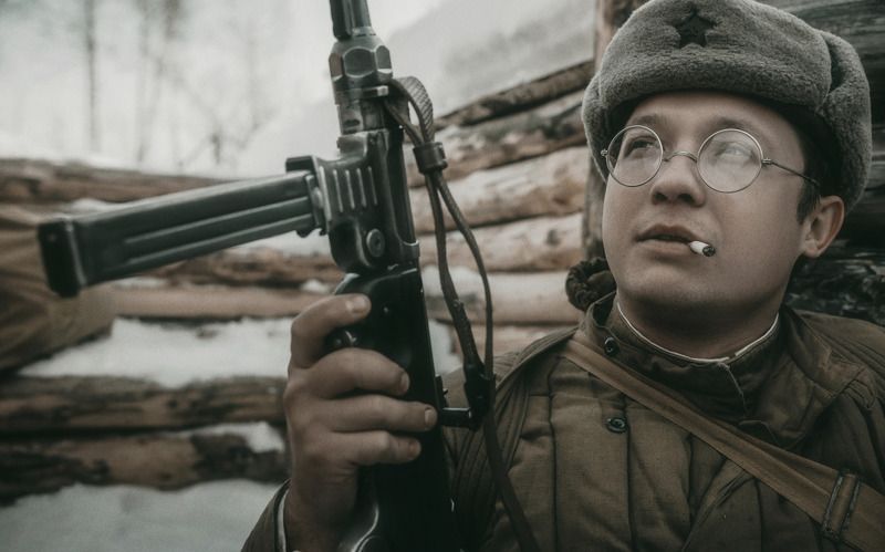 Red army soldier with a captured MP-40 фото превью