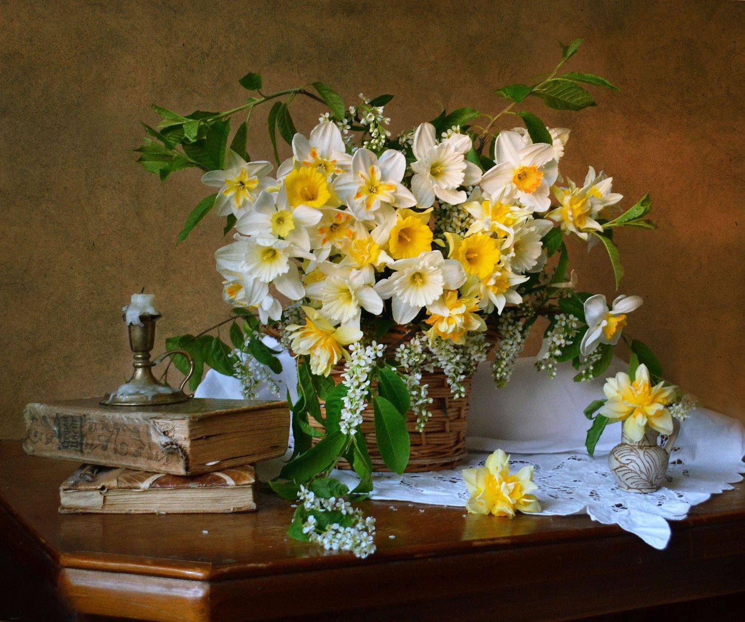still life, натюрморт, цветы, фото натюрморт, весна, май, настроение, нарциссы, черёмуха, свеча, подсвечник, книги, Колова Валентина