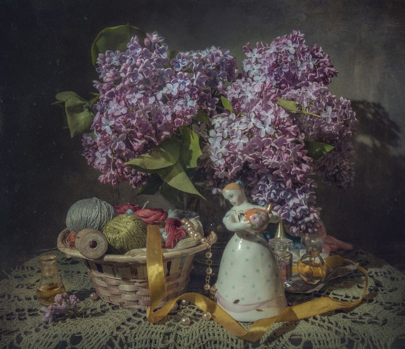 статуэтка,девушка,сирень,нитки,пузырьки Барышня фото превью