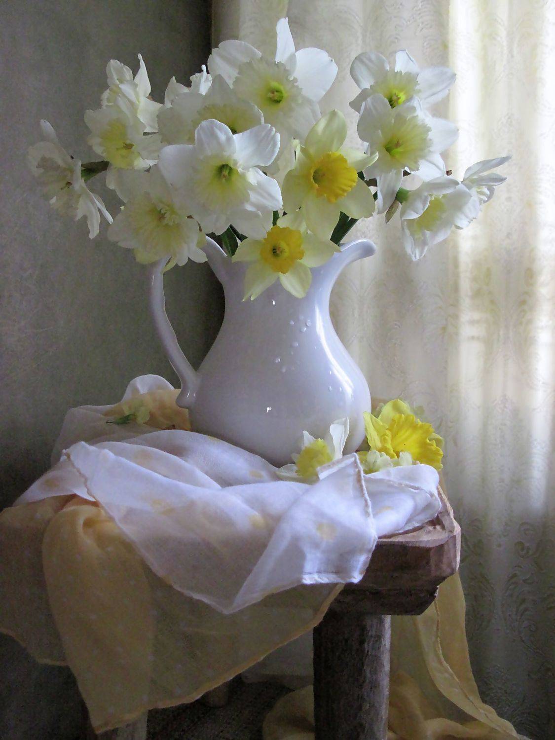 цветы, букет, нарциссы,кувшин, фарфор, шарф, Наталия Тихомирова