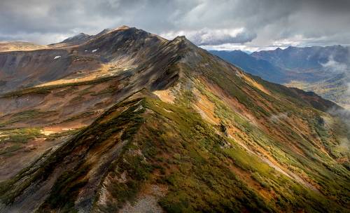Полет вдоль хребта