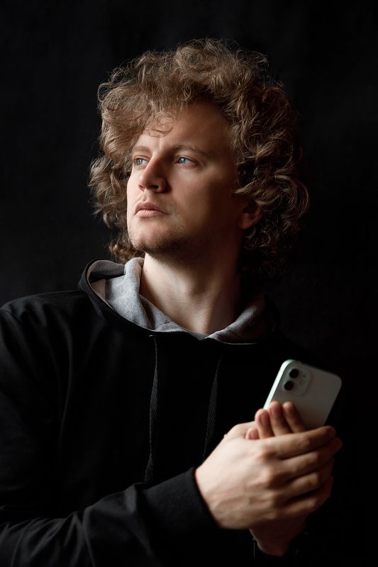 portrait, fineart с телефоном фото превью