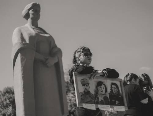 У вечного огня.