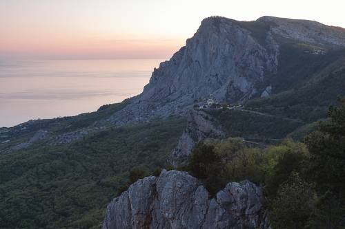 Форос, весна. Храм Воскресения Христова.
