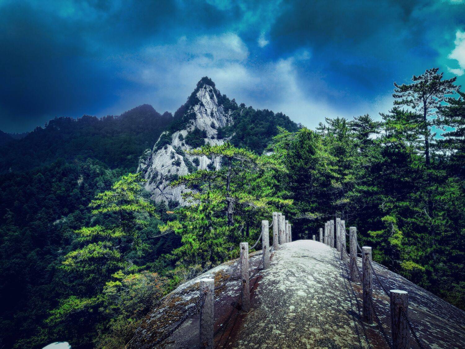 小尖峰, 吴 微雨墨烟鸿