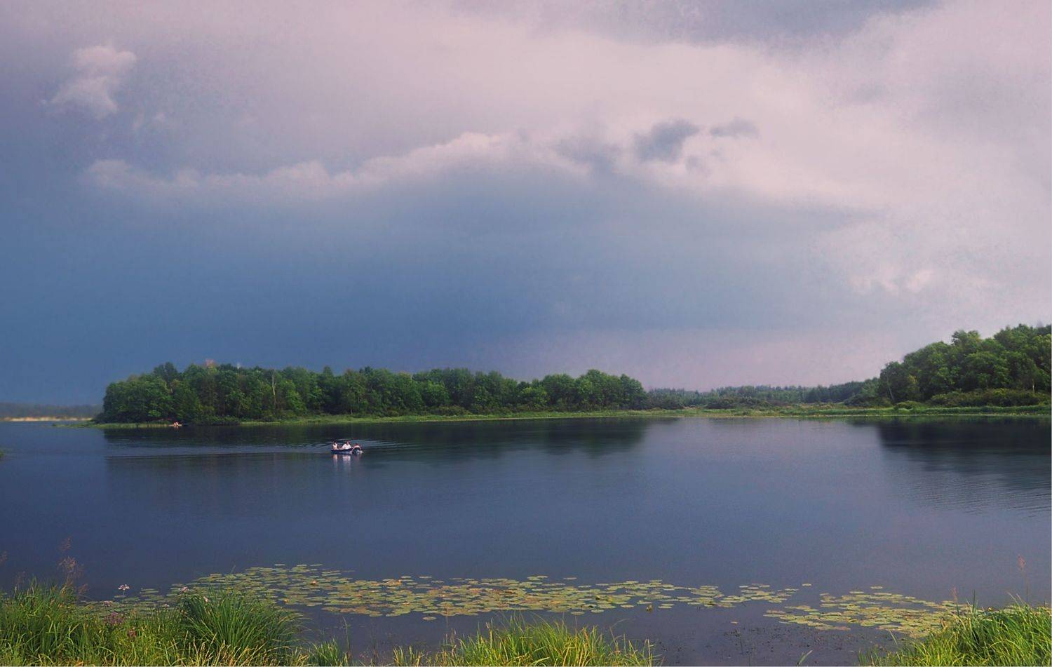 озеро лодка тучи лес, Вера Петри
