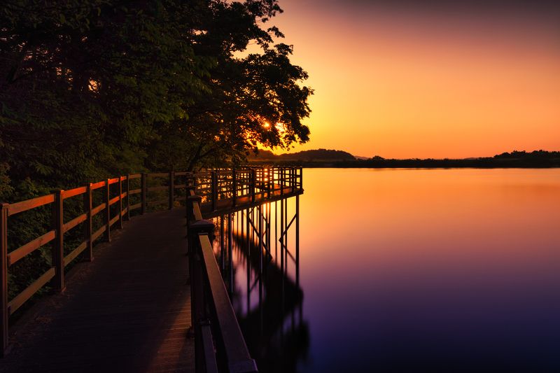 the sunset of the lake фото превью