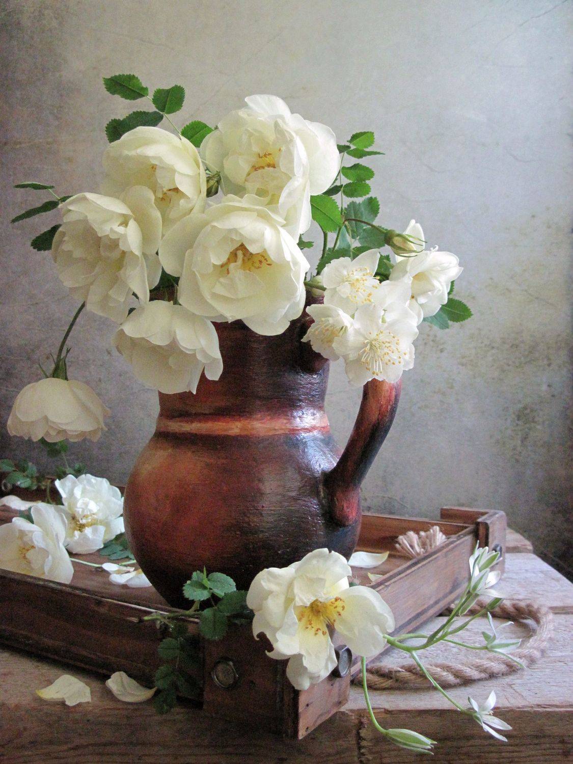 цветы, букет, розы, жасмин, кувшин, поднос, Наталия Тихомирова