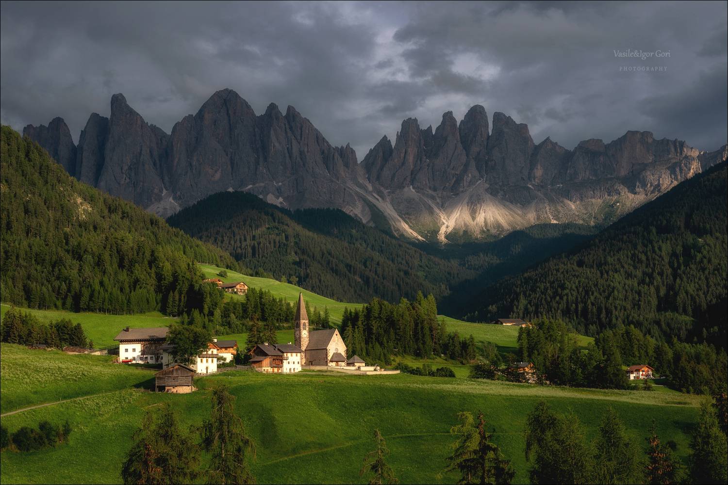доломитовые альпы,santa maddalena,деревня,val di funes,лето,odle,италия,alps,ranui,san giovanni,церквушка,hills, Василий Гори