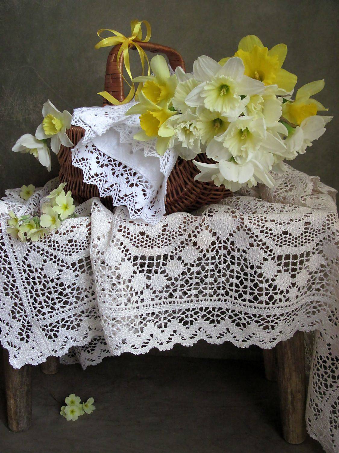 цветы, букет, нарциссы, примула, корзинка, салфетка, скатерть, кружево, Наталия Тихомирова