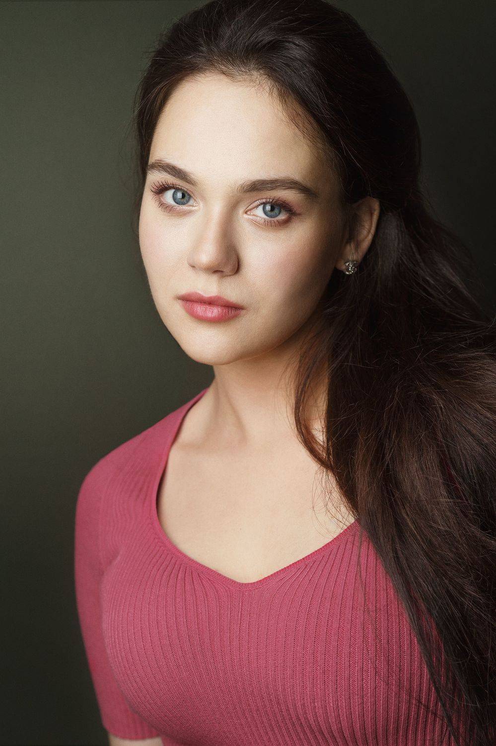 Юная, нежная, красивая девушка, взгляд, длинные волосы, студия, задумчивая., Оксана Ведмеденко