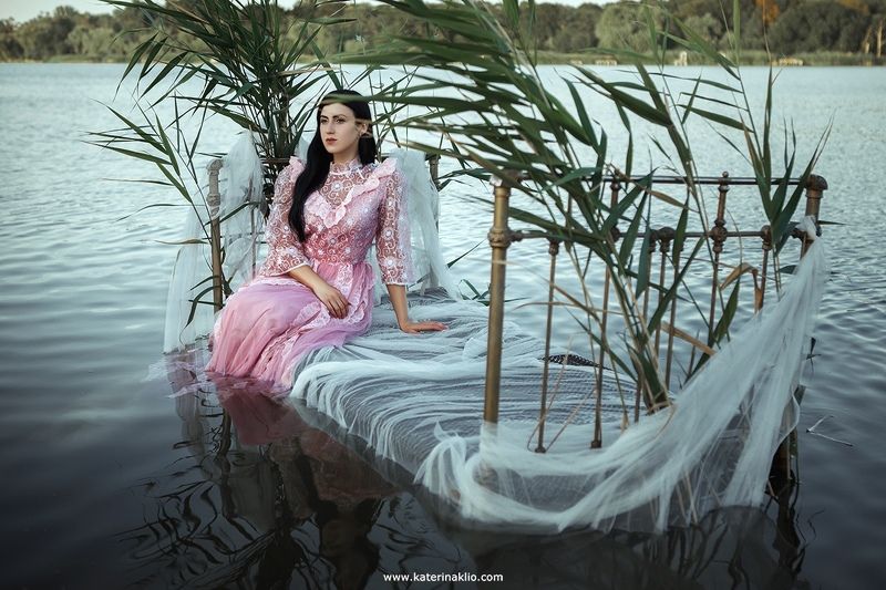 summer, water, dream, night, imagination, bed, water, pink, sadness, solitude, woman,  Summer night Dream фото превью