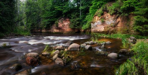 У крутых берегов