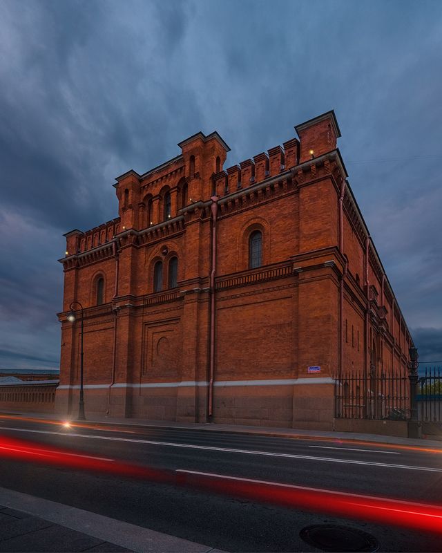 Ему идет красный фото превью
