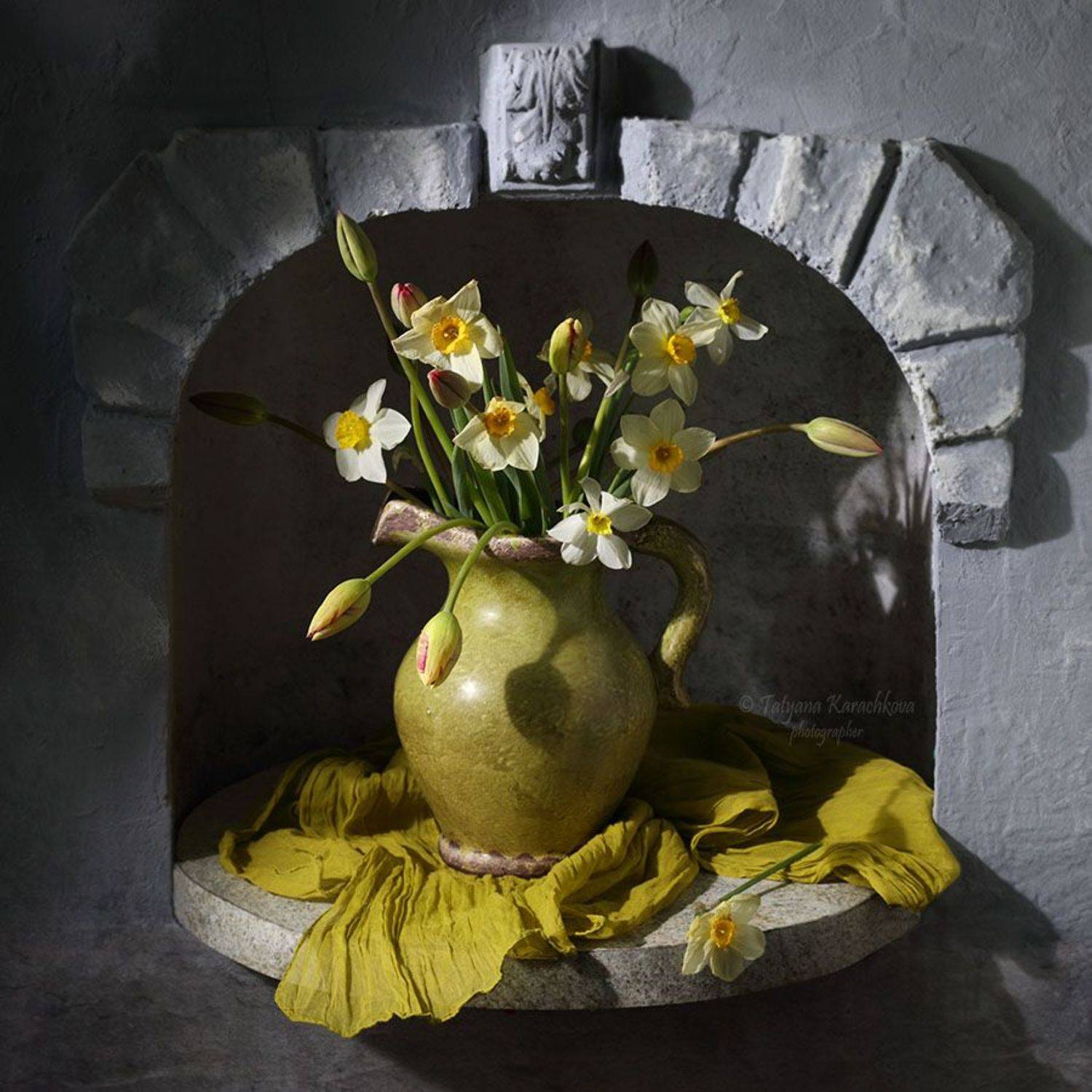 натюрморт, цветы, букет, весна, нарциссы, тюльпаны, кувшин, ниша, Tatyana Karachkova