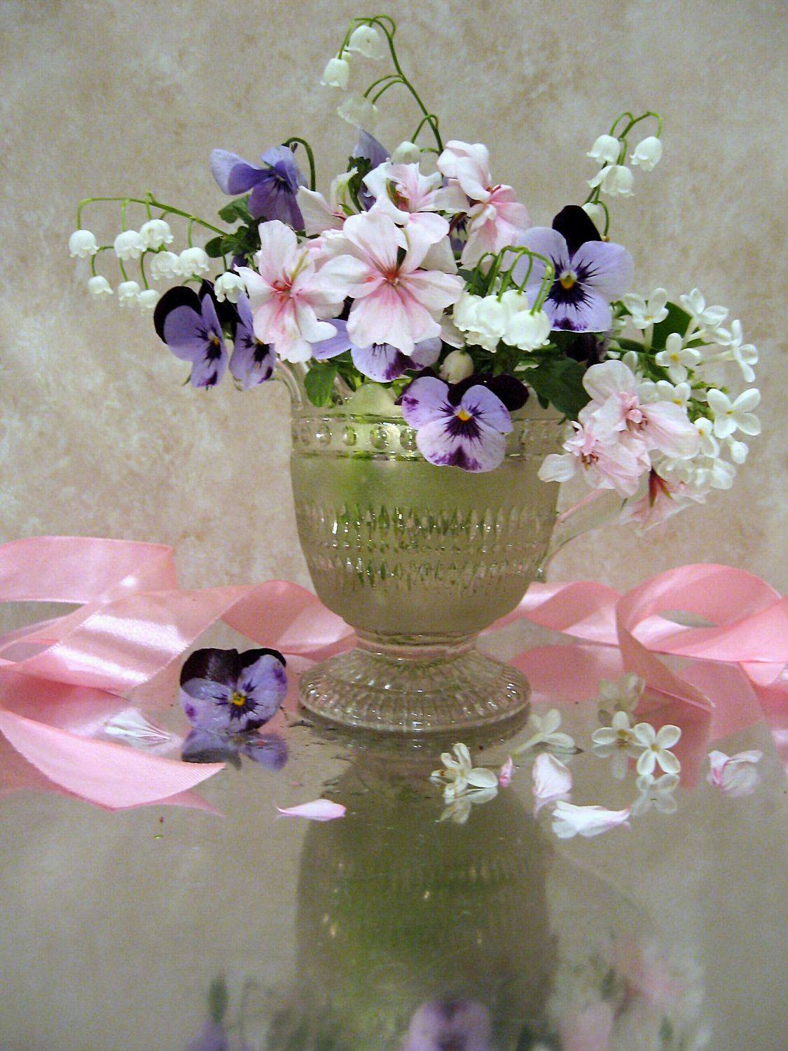 цветы, букет, анютины глазки, герань, ландыши, сирень, стекло, кружка, лента, Наталия Тихомирова
