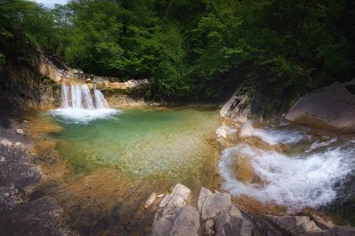 У каскада горных водопадов