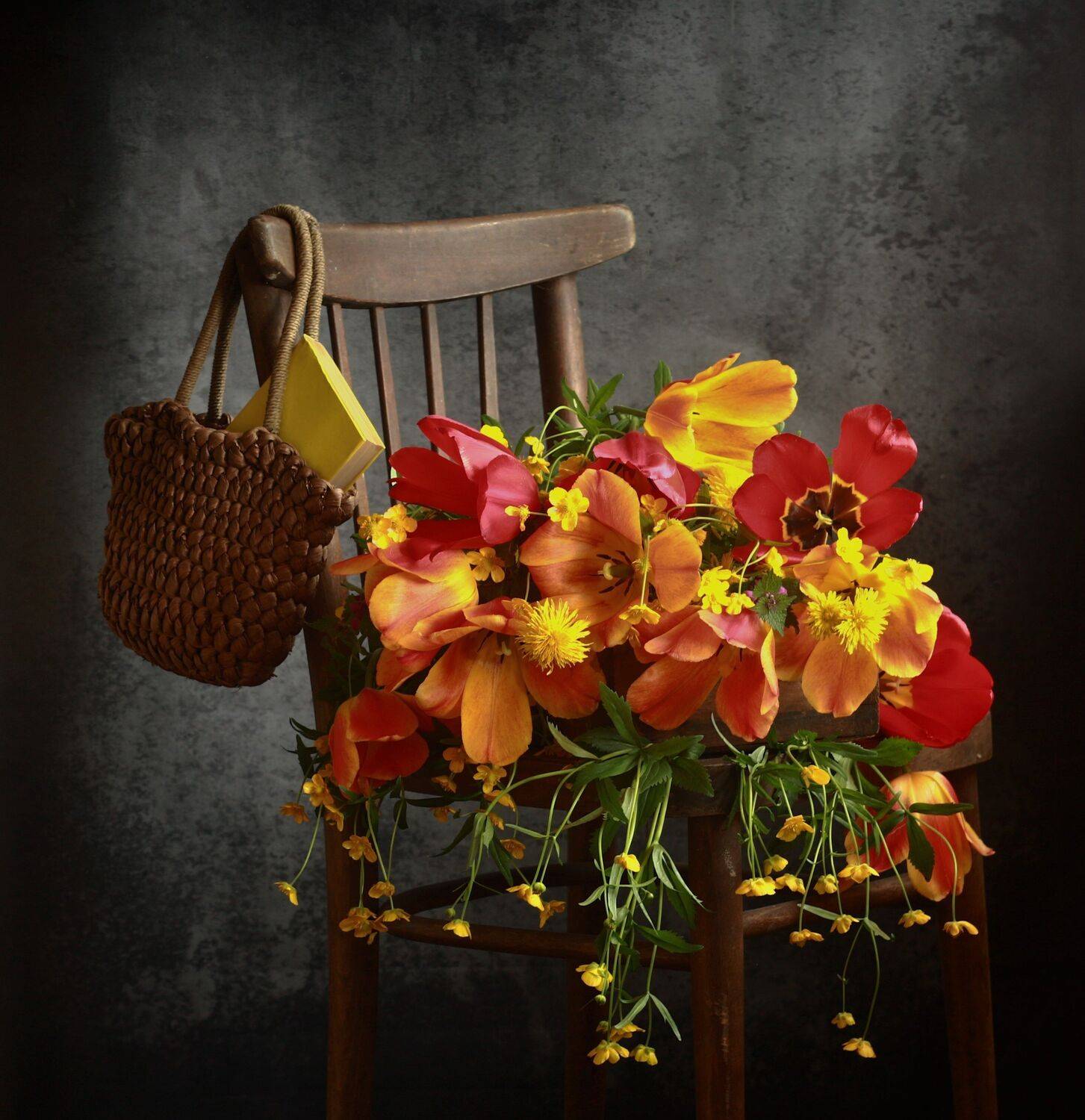 стул, букет тюльпанов сумочка, Людмила Хрусталева*