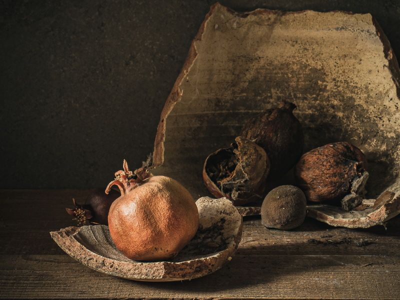 натюрморт,  деревенский, сухие фрукты,  естественный свет About pomegranates, old and young.  О гранатах, старых и молодых. фото превью