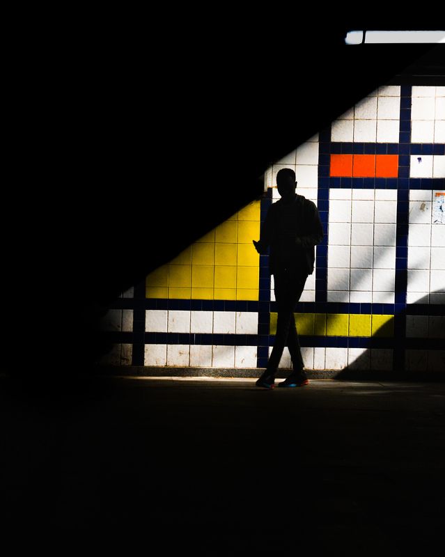 Man in shadow фото превью