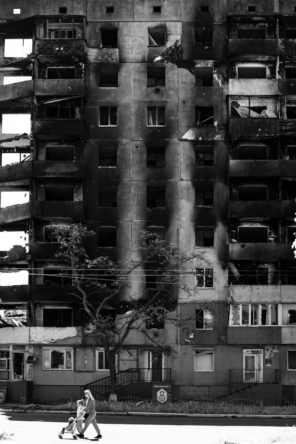 ukraine, war, russian, invasion, borodyanka, street, family, motherhood, children, walking, fire, destruction, Дмитрий Толоконов