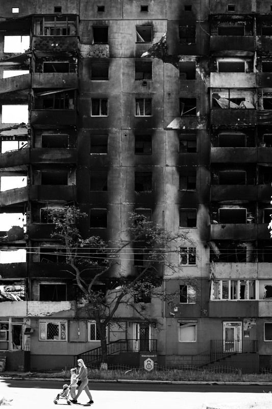 ukraine, war, russian, invasion, borodyanka, street, family, motherhood, children, walking, fire, destruction Life is goes on фото превью