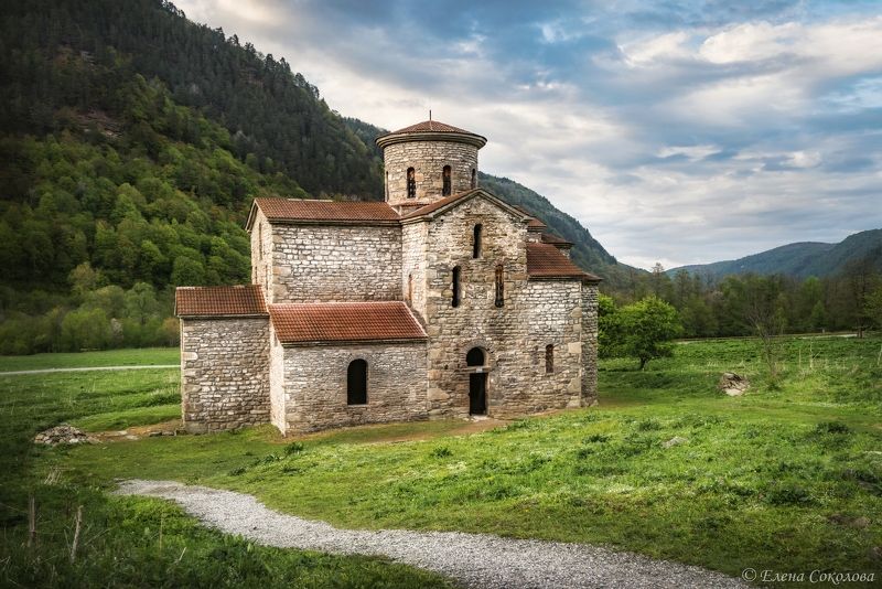 средний храм, языческий храм, христианский храм, религия, руины храма, исторические здания, аланское городище Аланское городище в Архызе фото превью