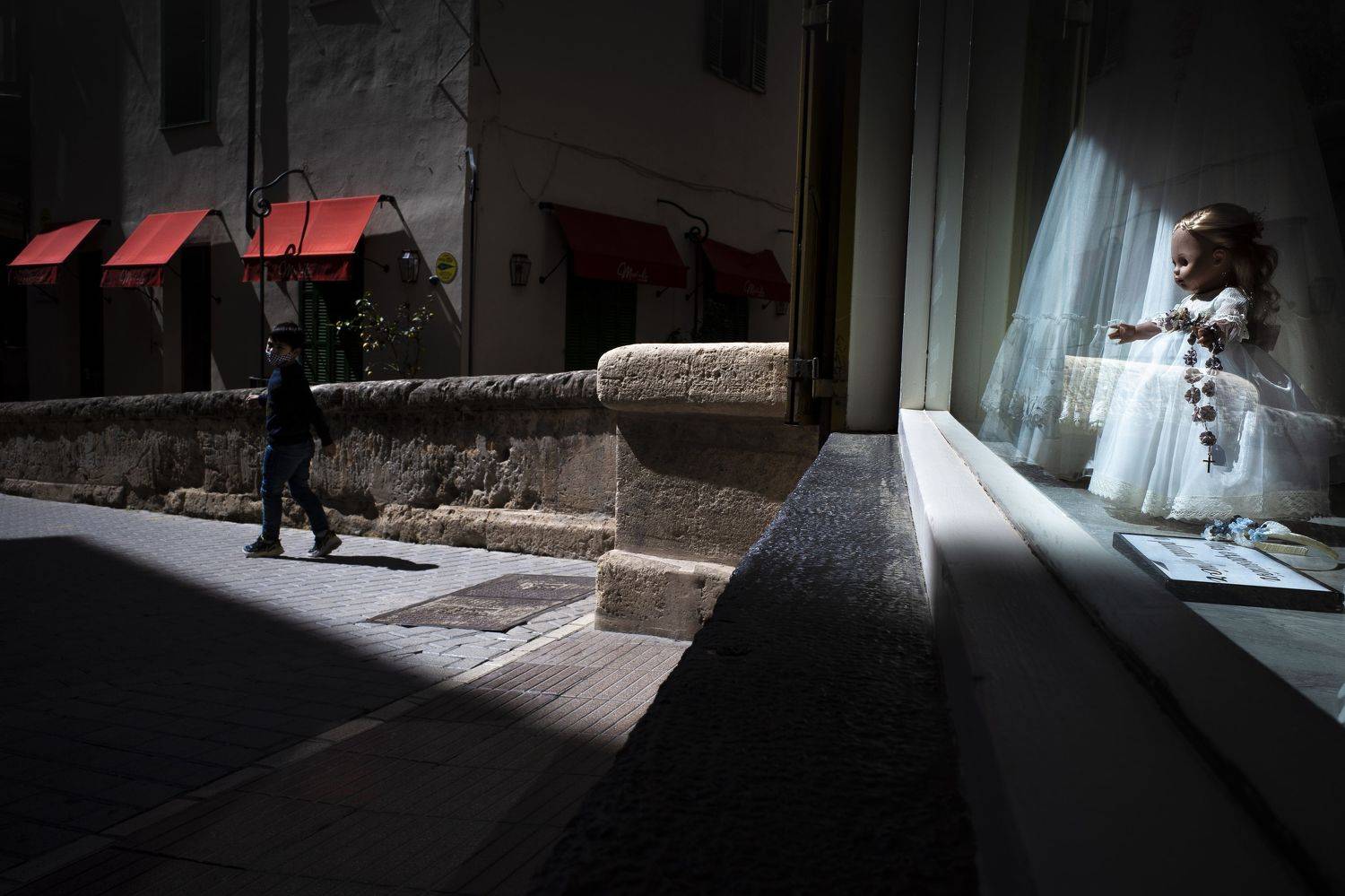 streetphotography, streetphoto, urban, people, street life,shadow, low key, street photo, street photography, Pablo Abreu