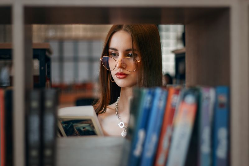 девушка в очках За чтением фото превью