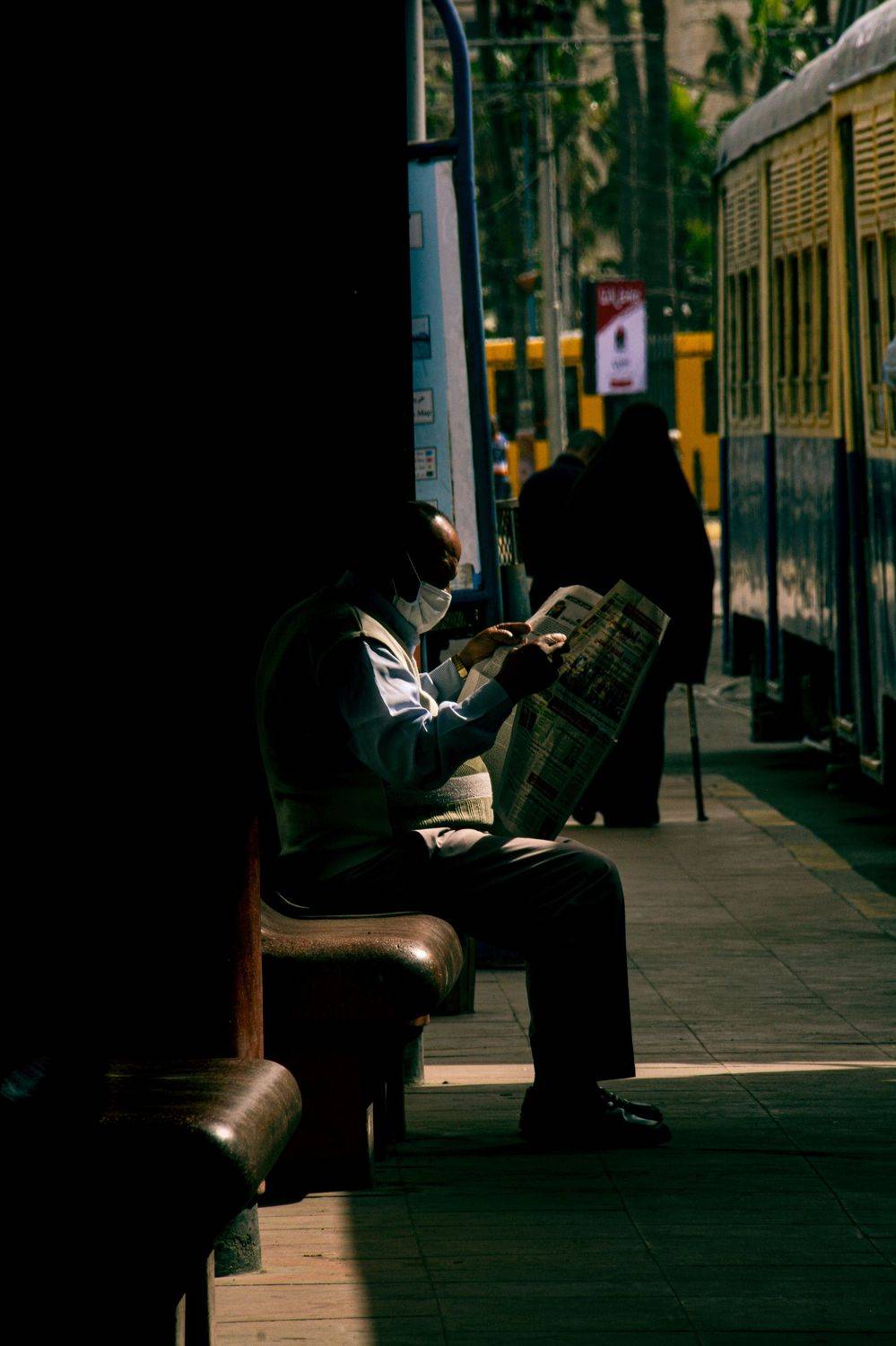 shadow, , people,   street,    street photography,    awards, reading, Tarek El Magrabe