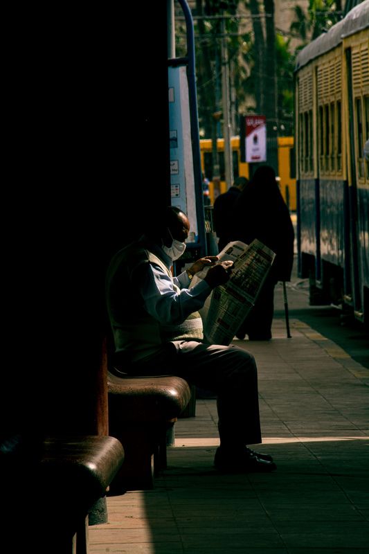 shadow, , people,   street,    street photography,    awards, reading reading in the dark фото превью
