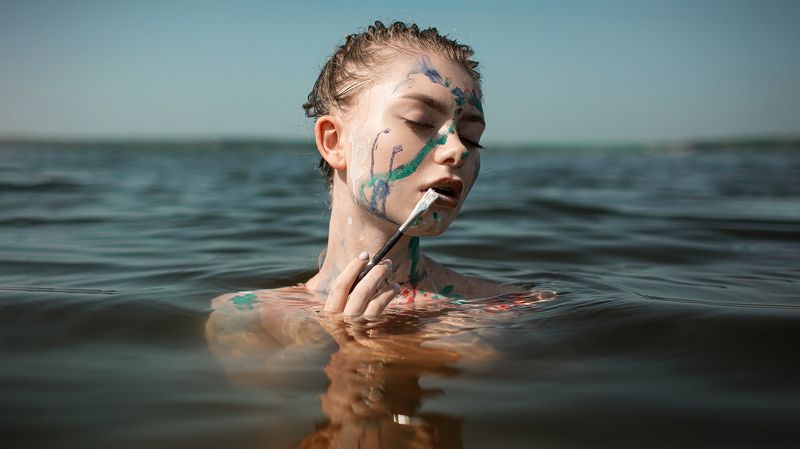 Женский портрет, постановочная фотография, ню Морская художница  фото превью